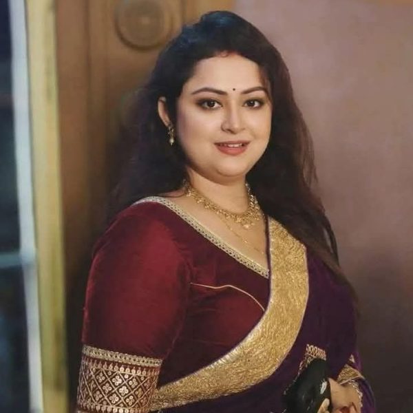 Beautiful young woman offering affordable call girl service in Kanpur with a simple and elegant look